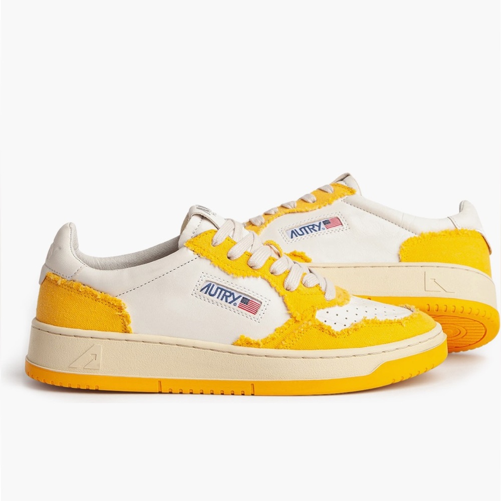Autry. Medalist Canvas Low-Top Sneakers. Mango (yellow). Size 38.